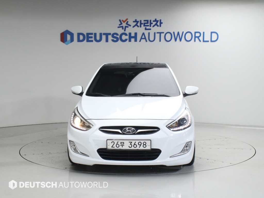 HYUNDAI Accent - Vista 3