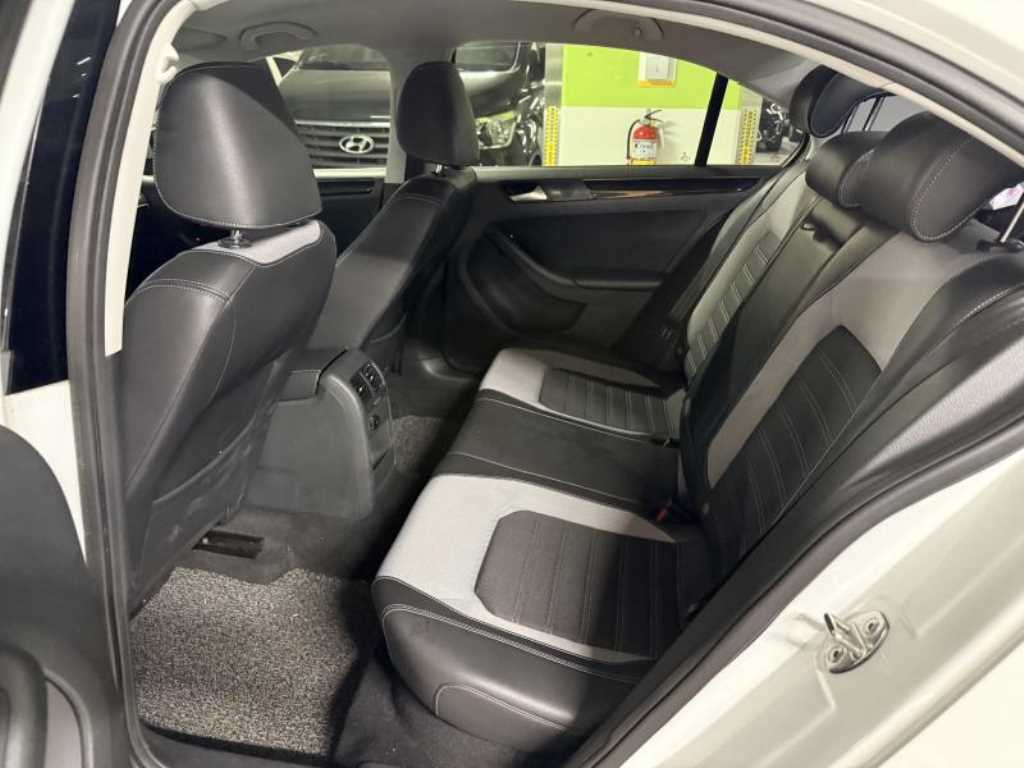 Volkswagen Jetta - Vista 7