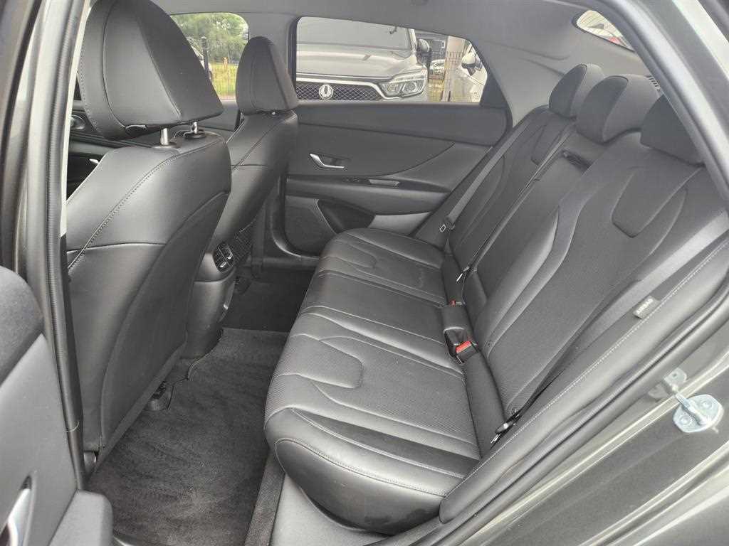HYUNDAI Avante - Vista 10