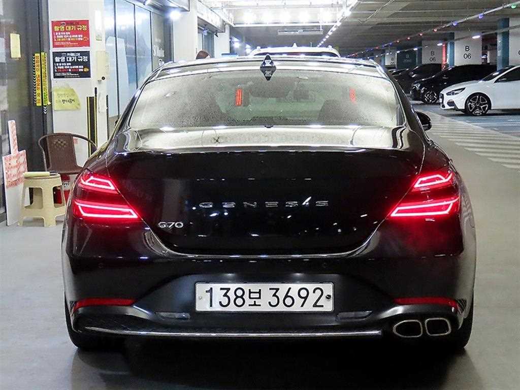 Genesis G70 - Vista 4