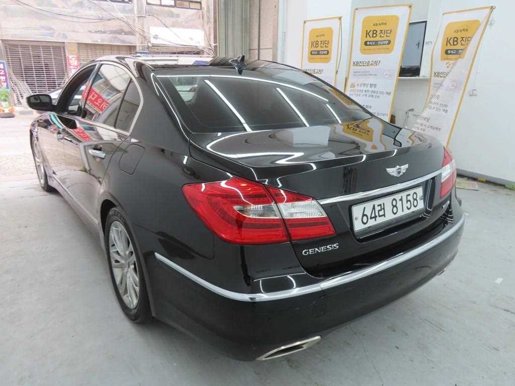 HYUNDAI Genesis - Vista 4