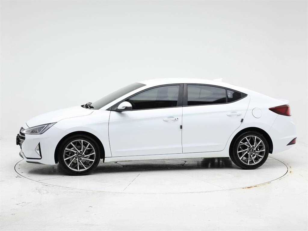 HYUNDAI Avante - Vista 3