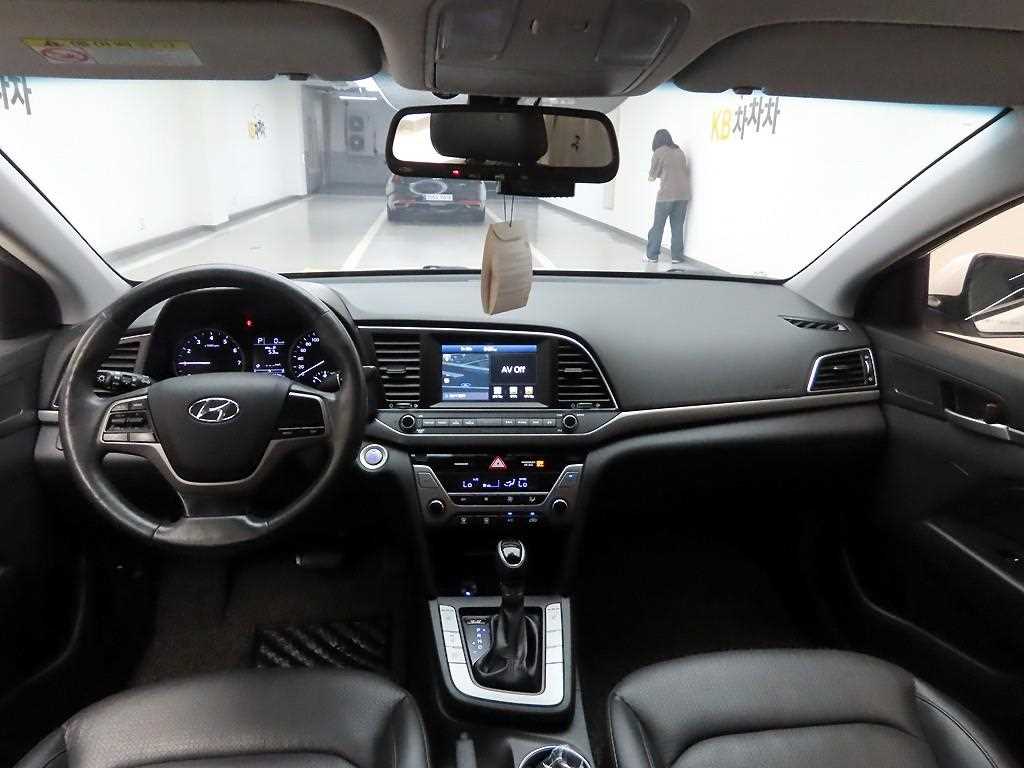 HYUNDAI Avante - Vista 7