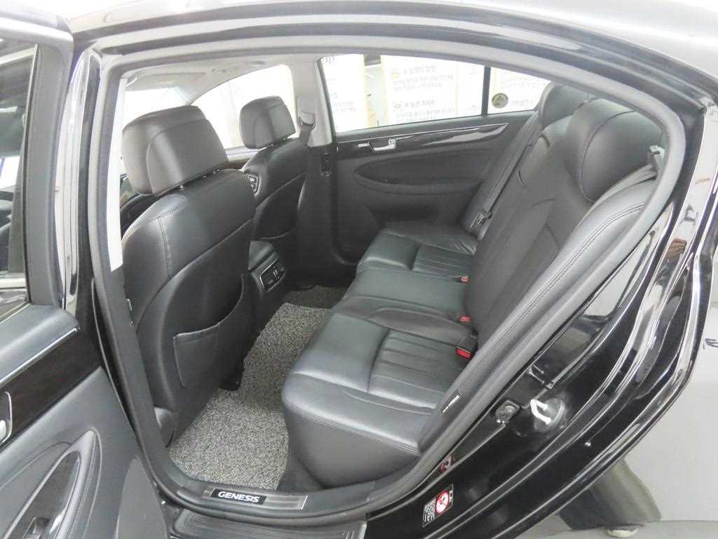 HYUNDAI Genesis - Vista 6