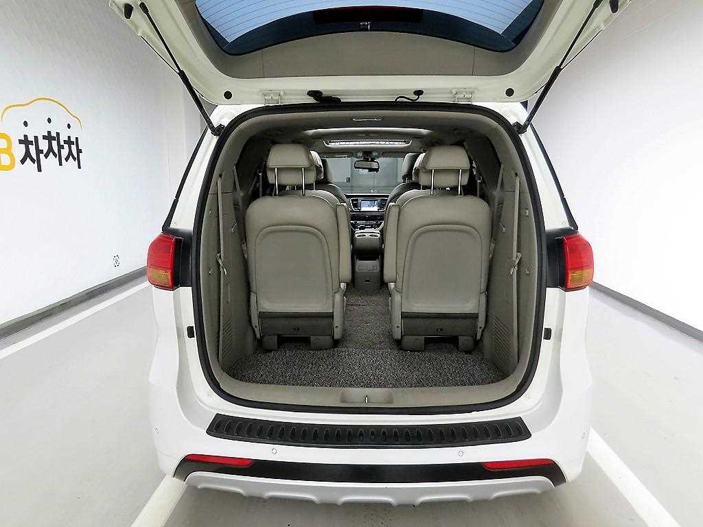 KIA Carnival - Vista 5