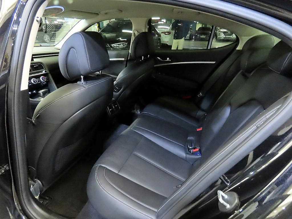 Genesis G70 - Vista 6