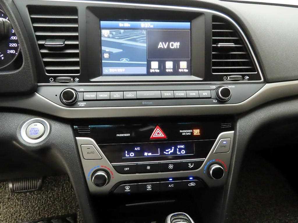 HYUNDAI Avante - Vista 10