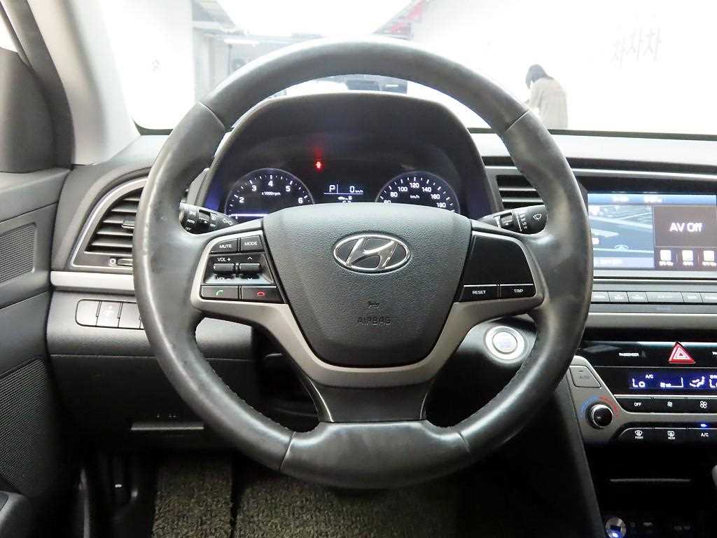 HYUNDAI Avante - Vista 8