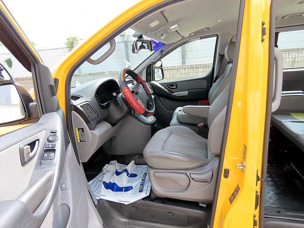 HYUNDAI Starex - Vista 5