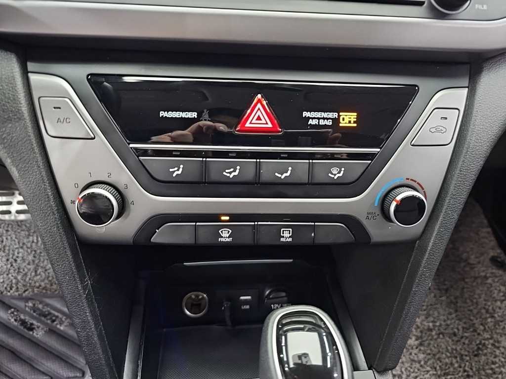 HYUNDAI Avante - Vista 10