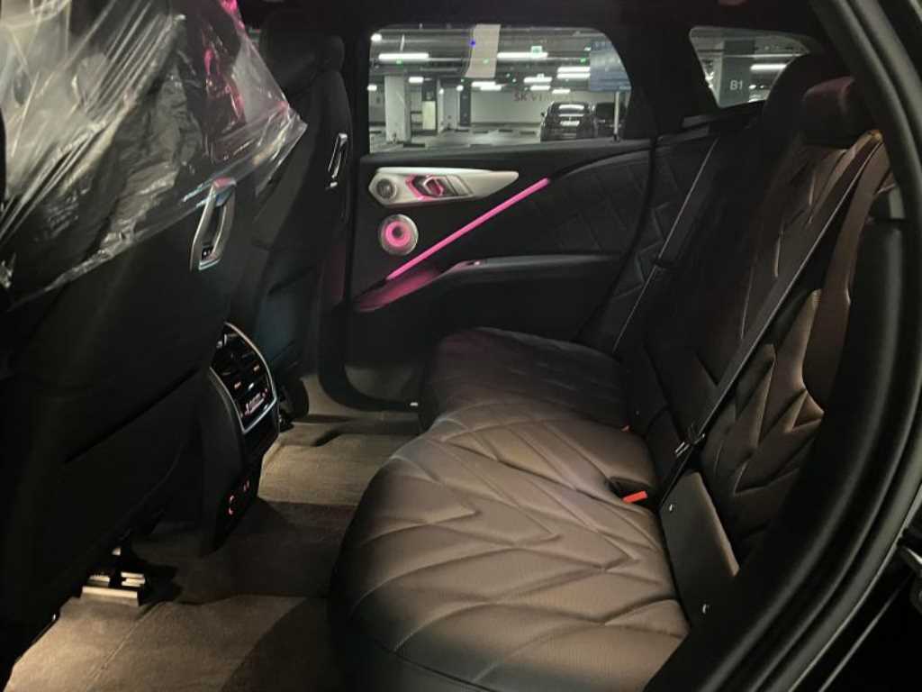 BMW XM - Vista 8