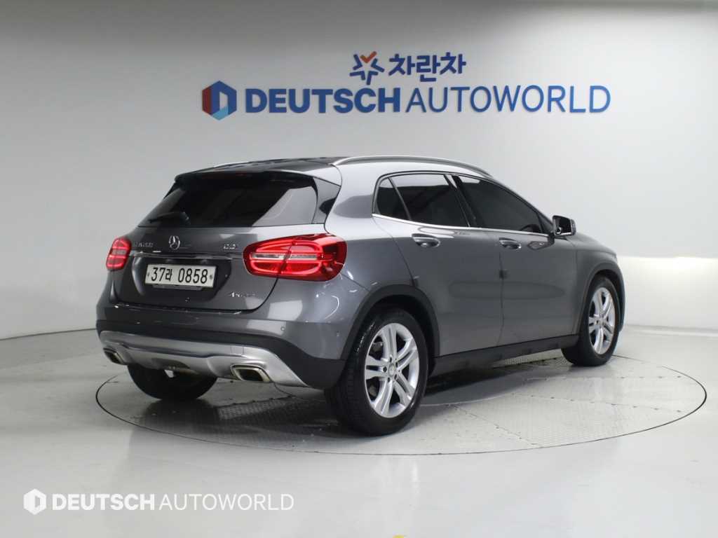 Mercedes Benz GLA Class - Vista 2