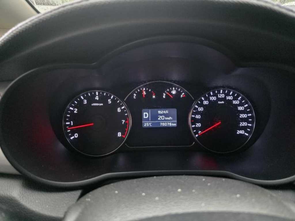KIA Carens - Vista 5