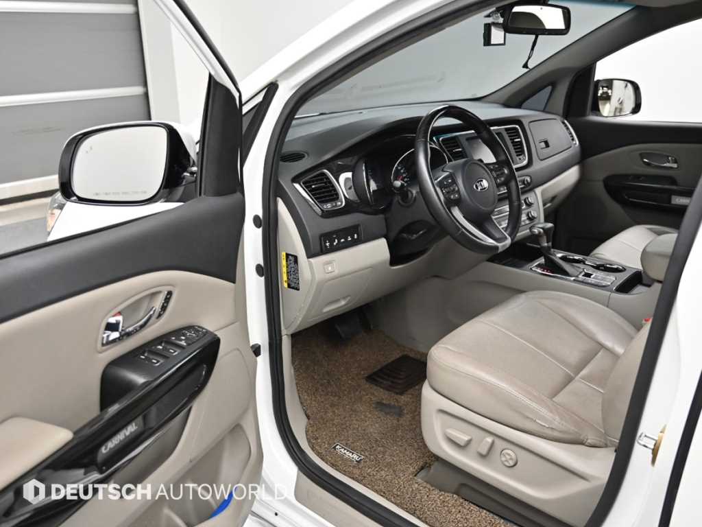 KIA Carnival - Vista 11