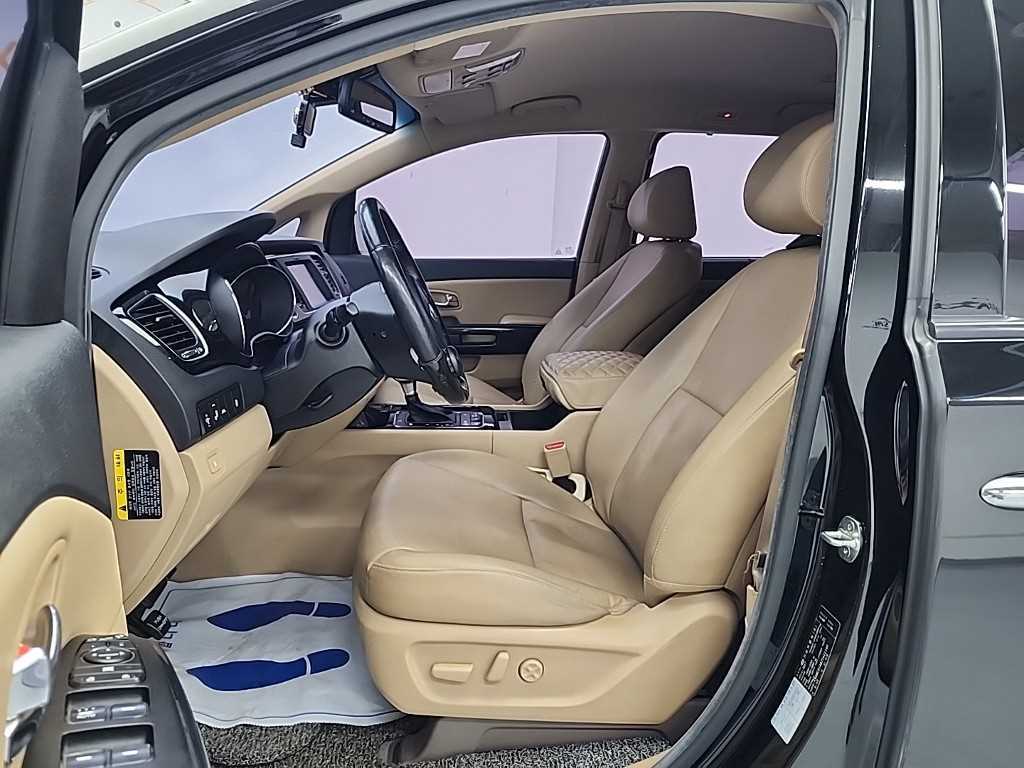 KIA Carnival - Vista 11