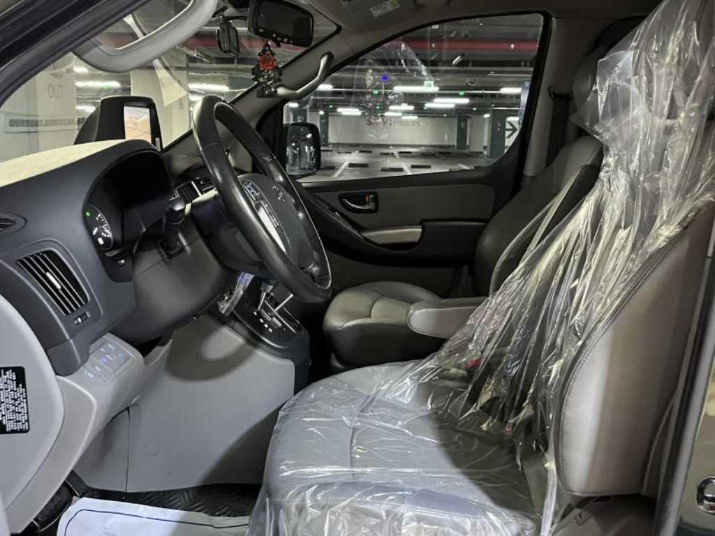 HYUNDAI Starex - Vista 7
