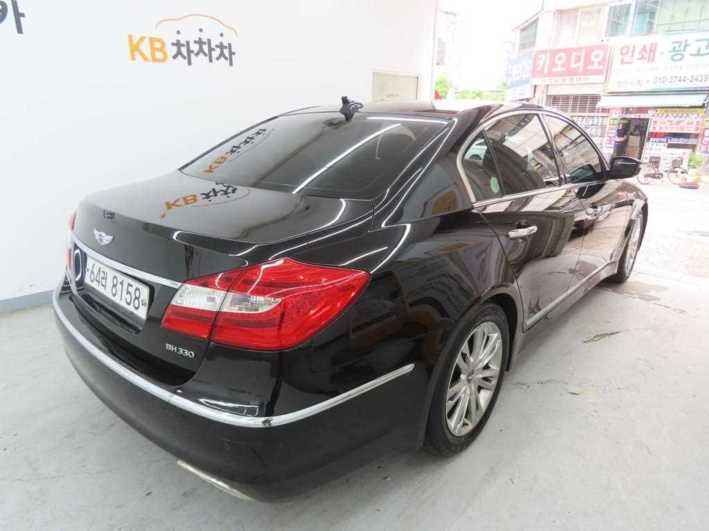 HYUNDAI Genesis - Vista 3