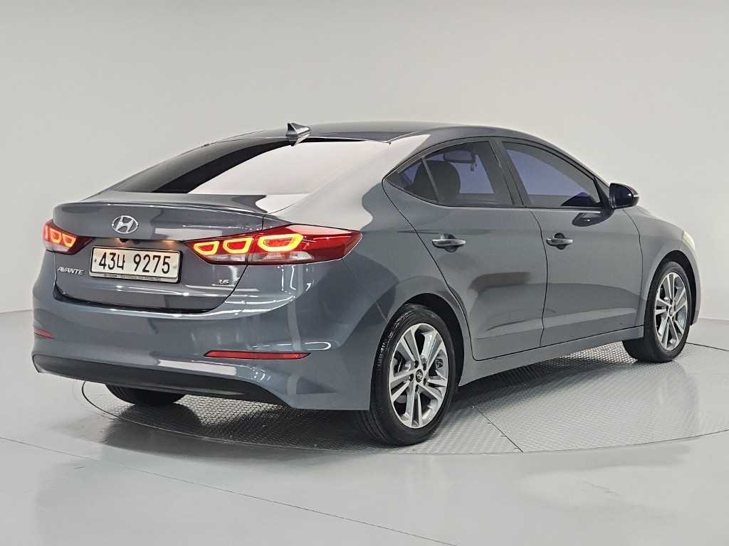 HYUNDAI Avante - Vista 4