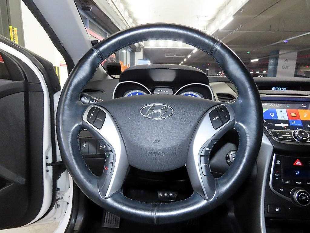 HYUNDAI Avante - Vista 8