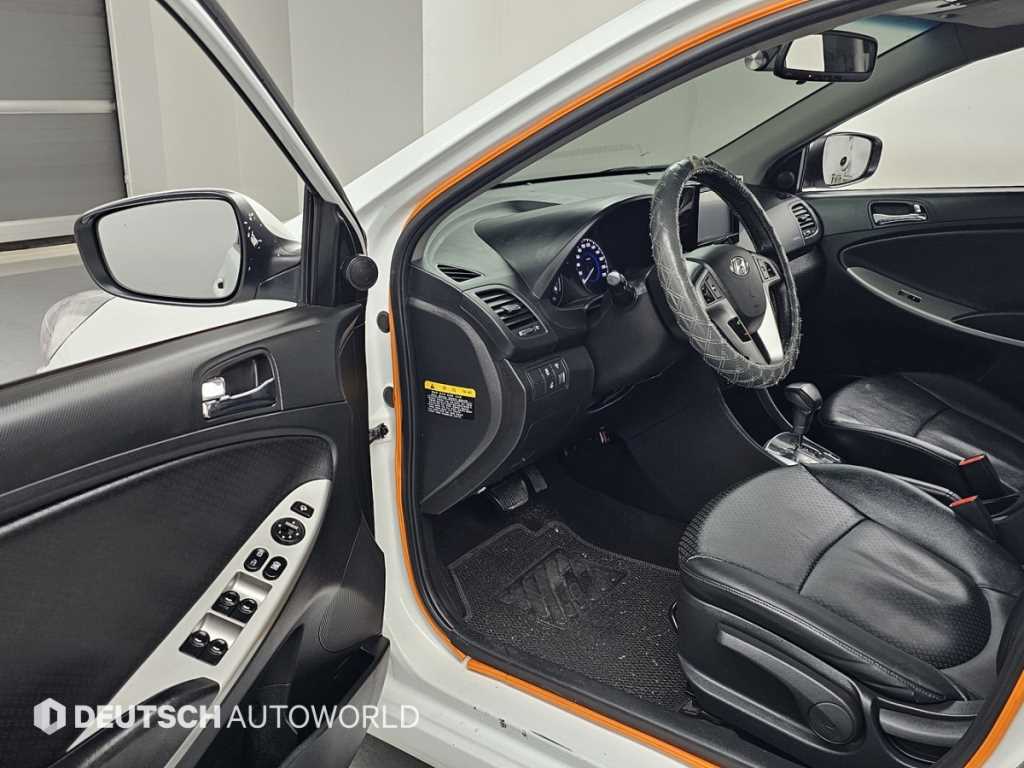 HYUNDAI Accent - Vista 11