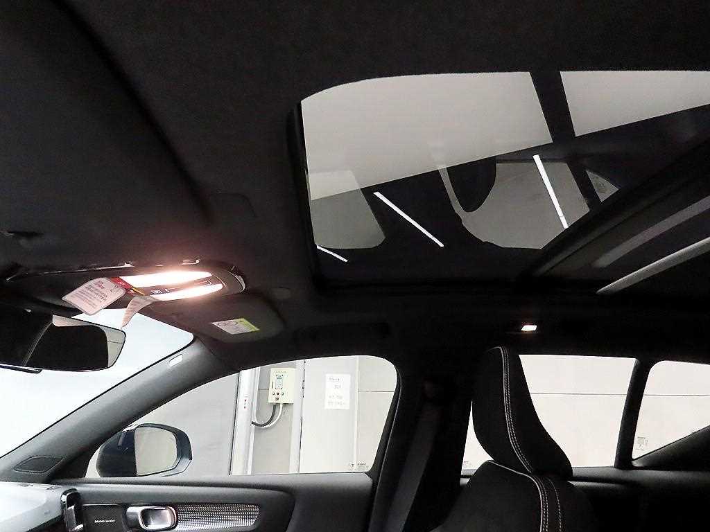 Volvo XC40 2025 Negro - Importación desde Corea - HF Imports Iquique - Foto 16