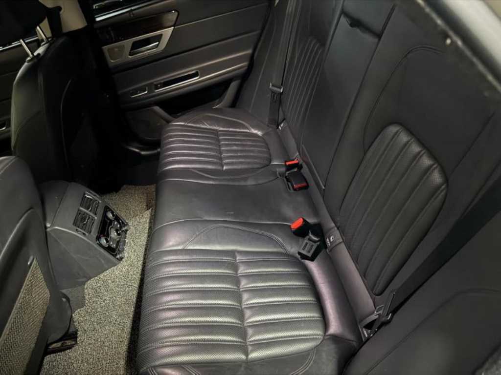 Jaguar XF - Vista 5