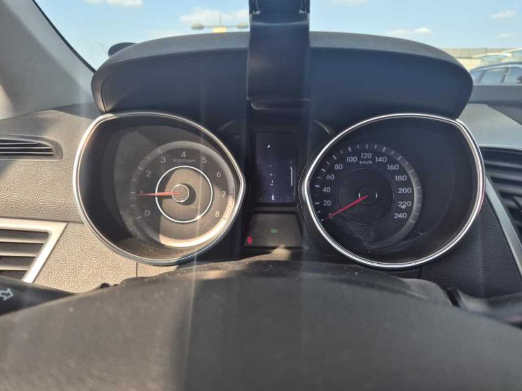 HYUNDAI Avante - Vista 2