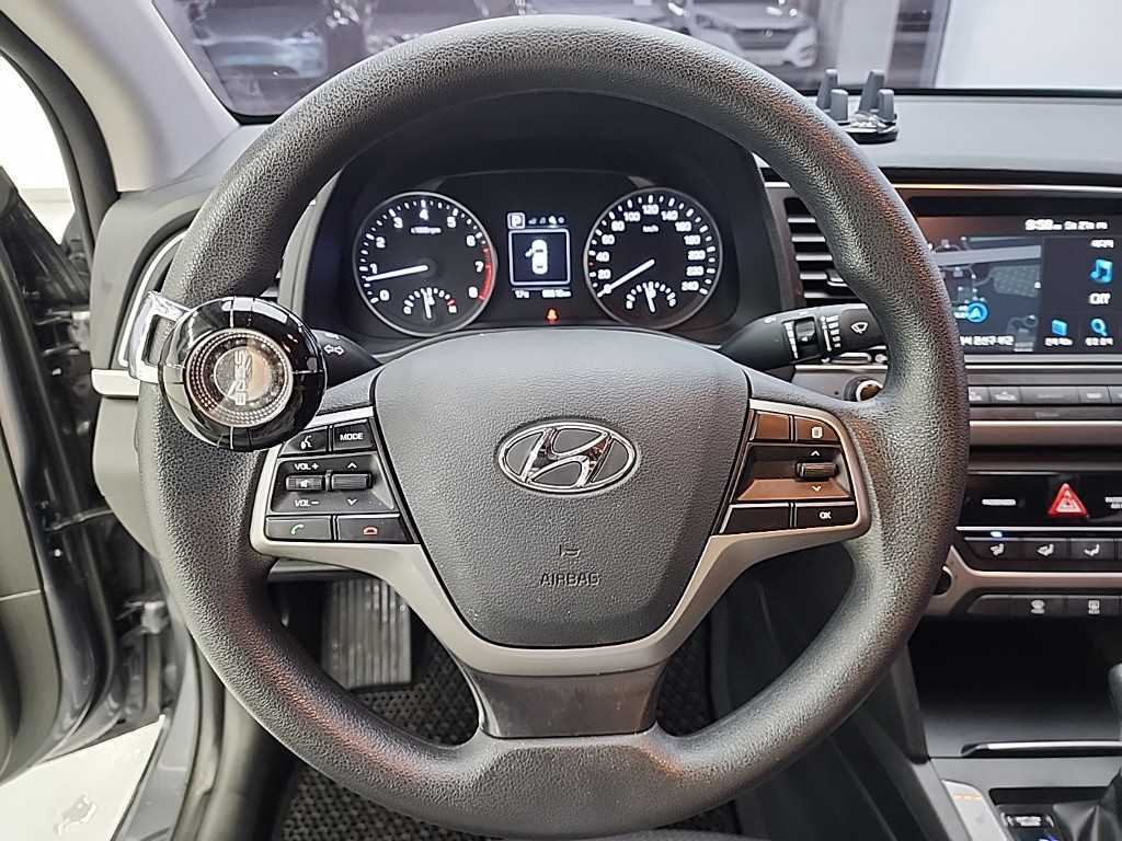 HYUNDAI Avante - Vista 9