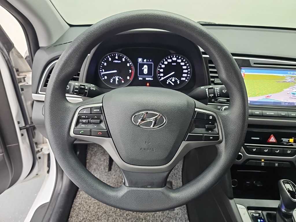 HYUNDAI Avante - Vista 9