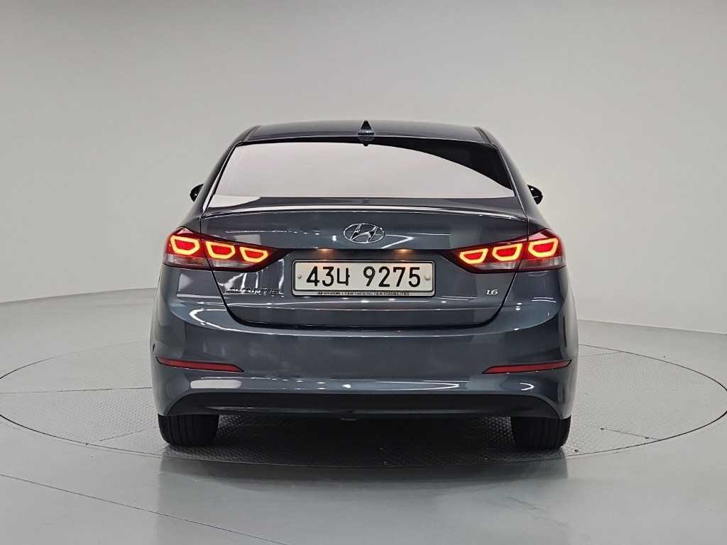 HYUNDAI Avante - Vista 3