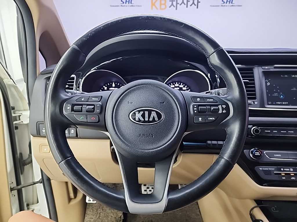 KIA Carnival - Vista 9
