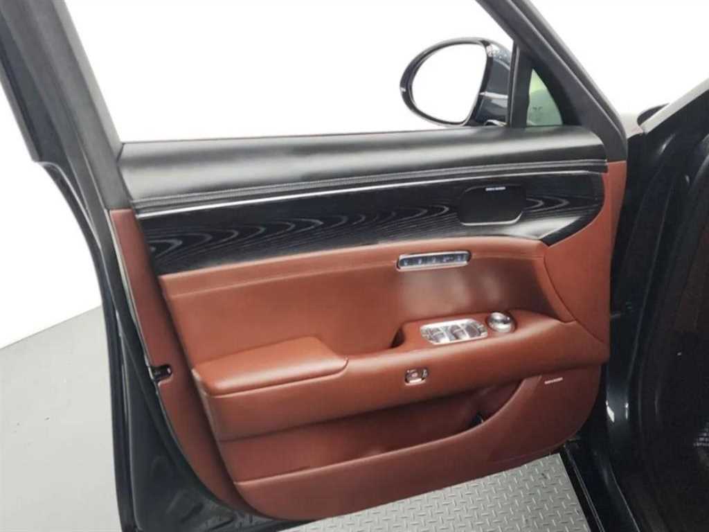 Genesis G90 - Vista 10