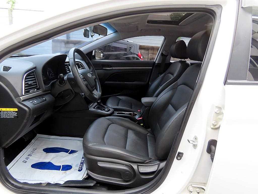 HYUNDAI Avante - Vista 5