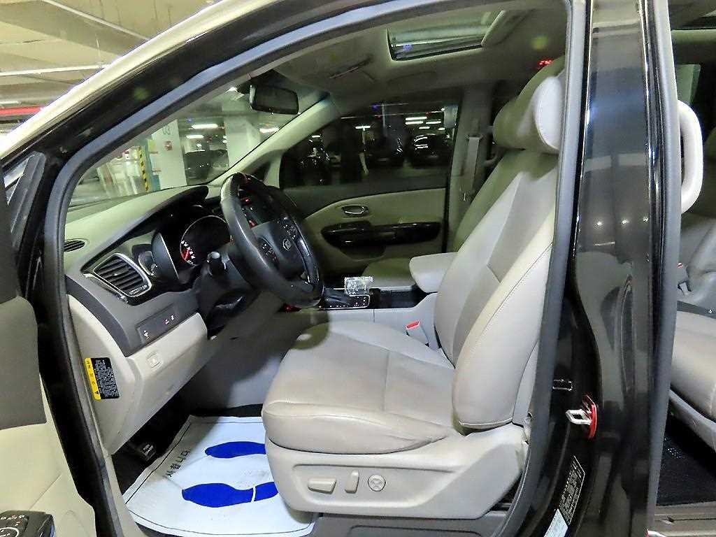 KIA Carnival - Vista 6