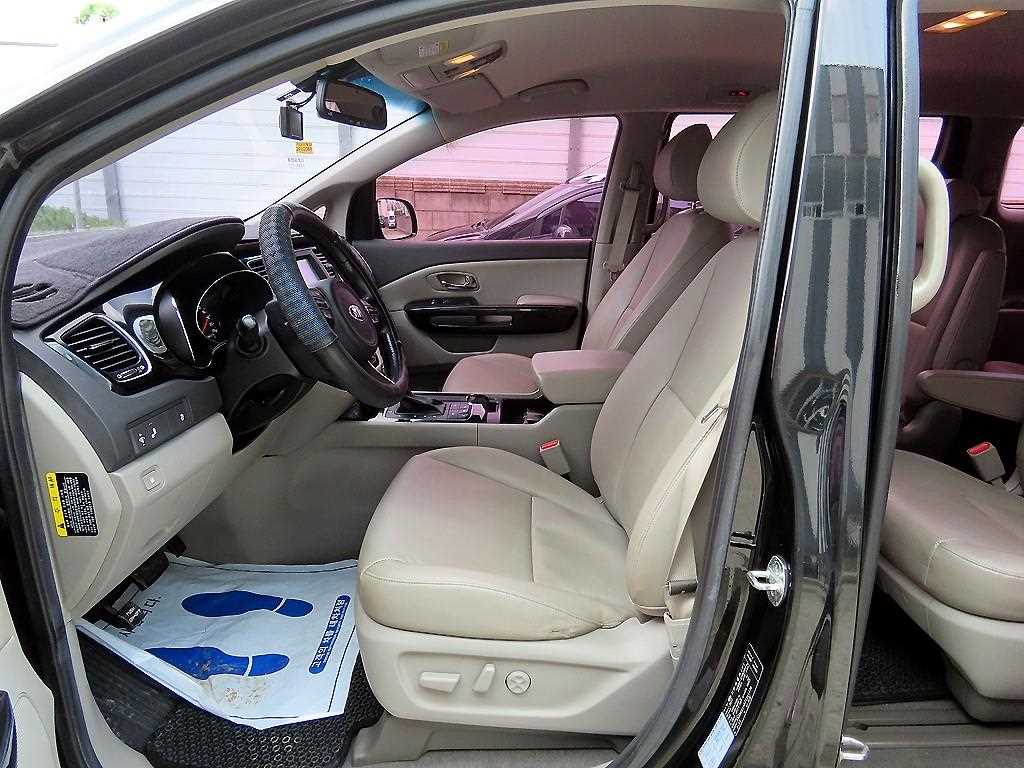 KIA Carnival - Vista 5