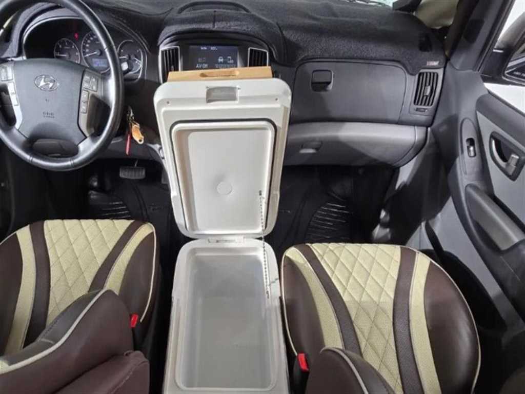 HYUNDAI Starex - Vista 7