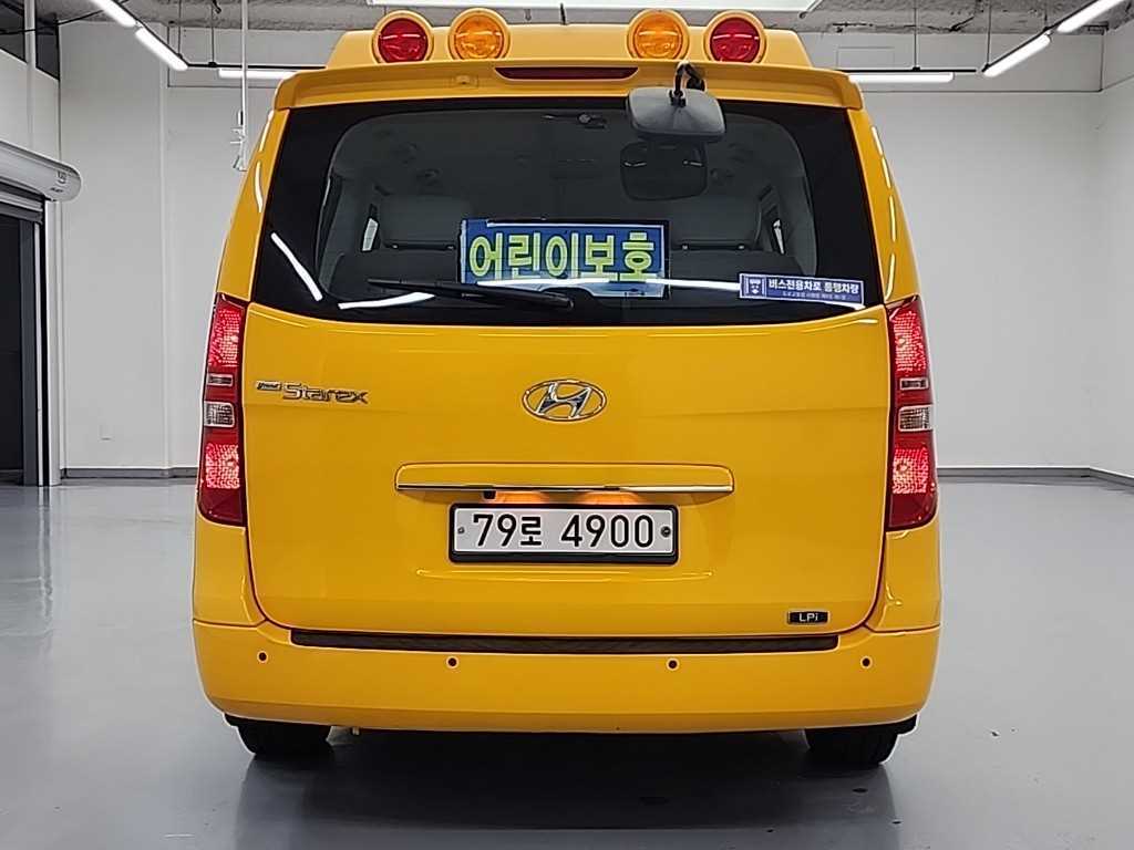 HYUNDAI Starex - Vista 3