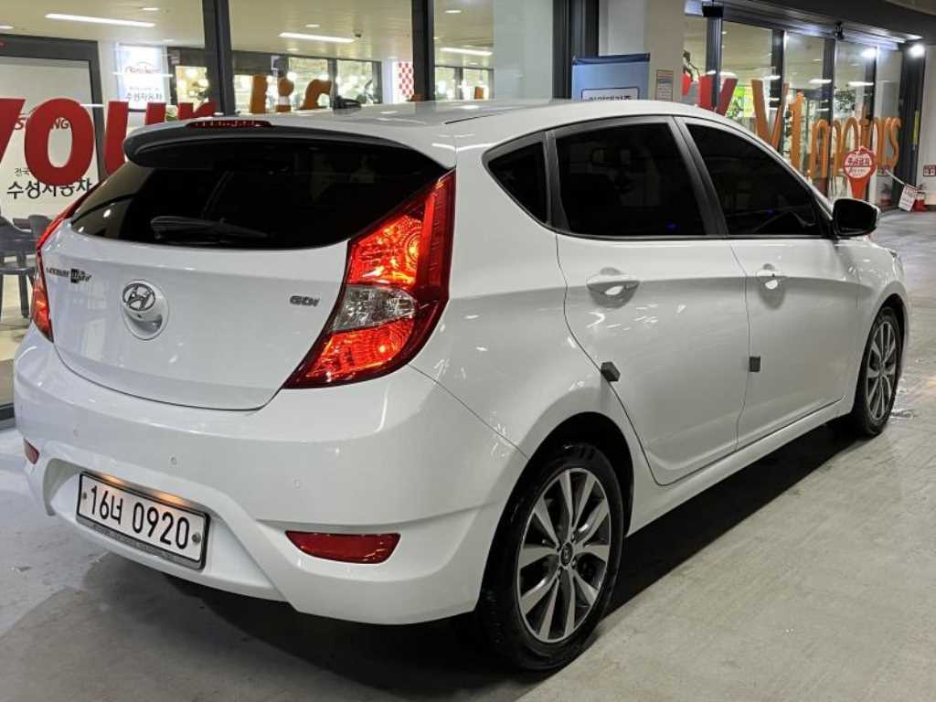 HYUNDAI Accent - Vista 4