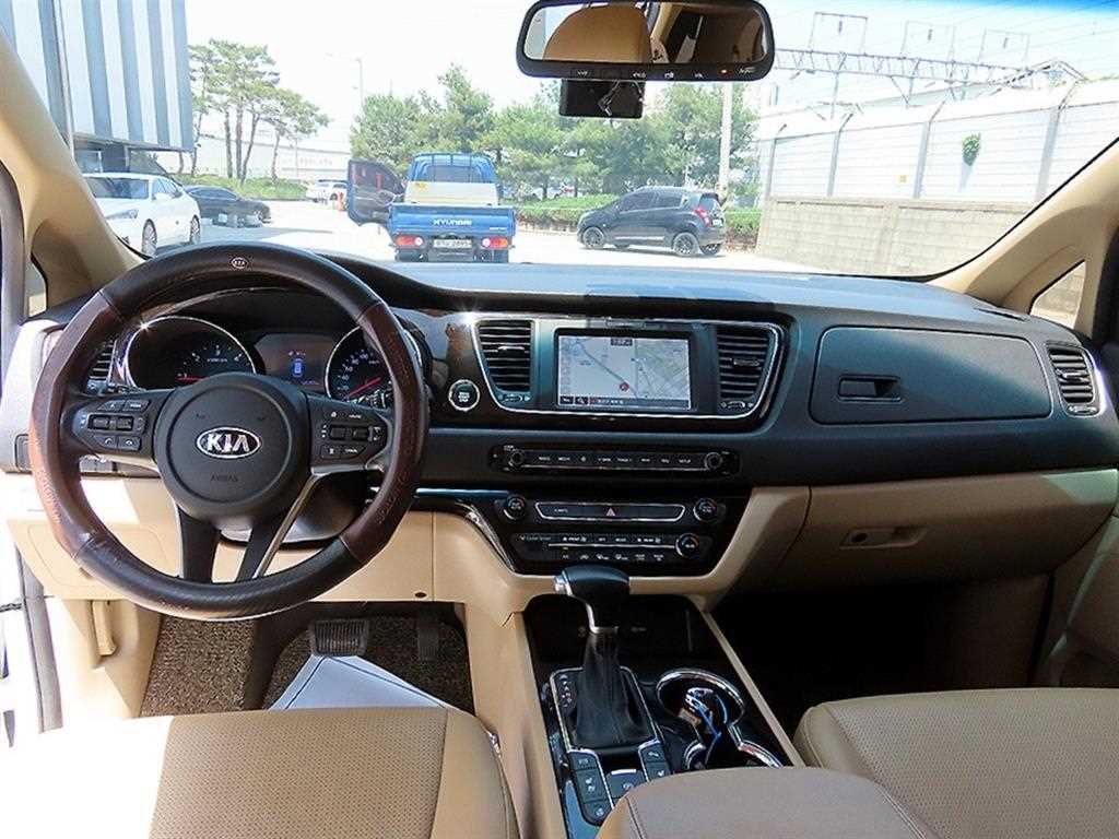 KIA Carnival - Vista 8
