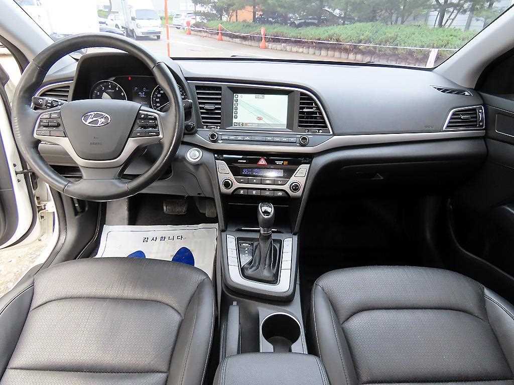 HYUNDAI Avante - Vista 7