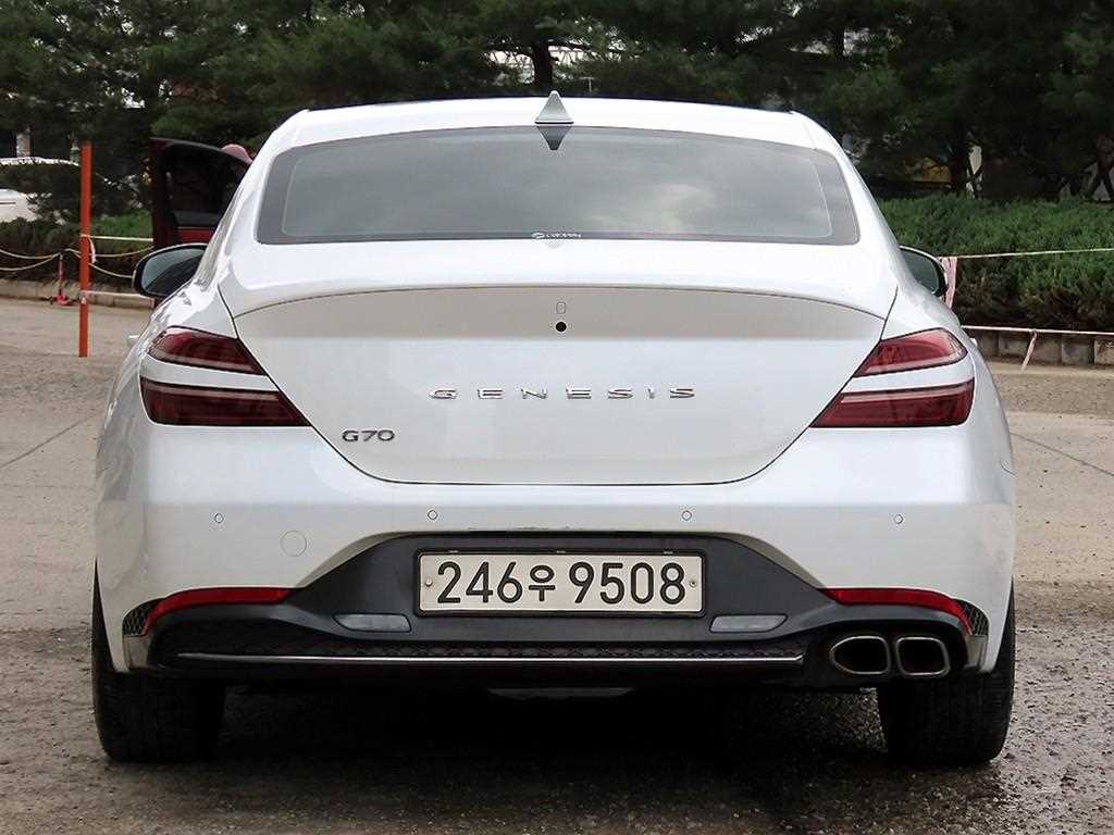 Genesis G70 - Vista 4