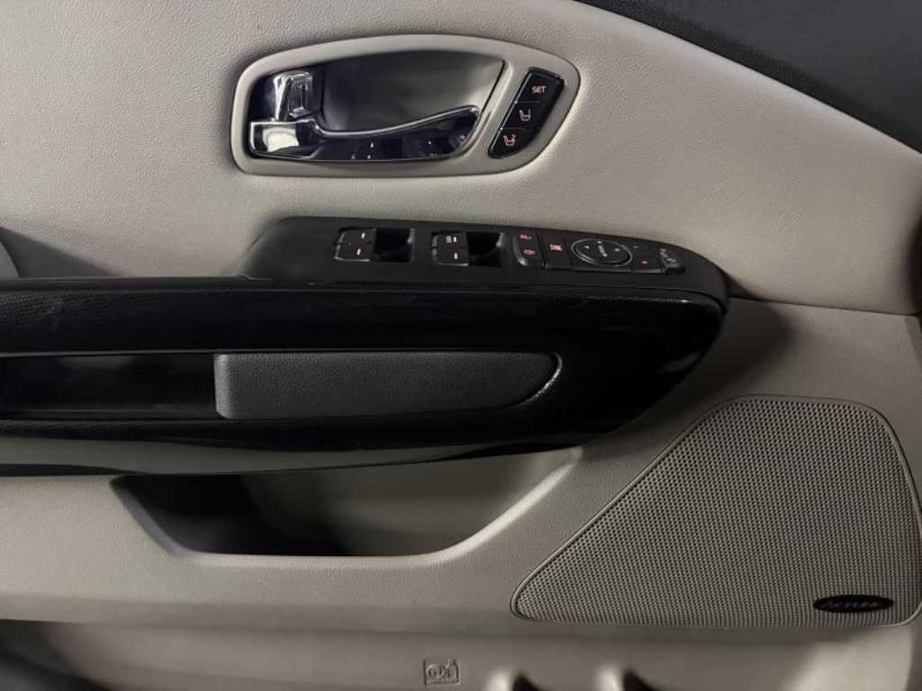 KIA Carnival - Vista 9
