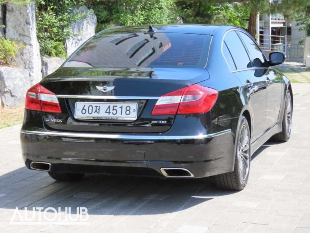 HYUNDAI Genesis - Vista 3