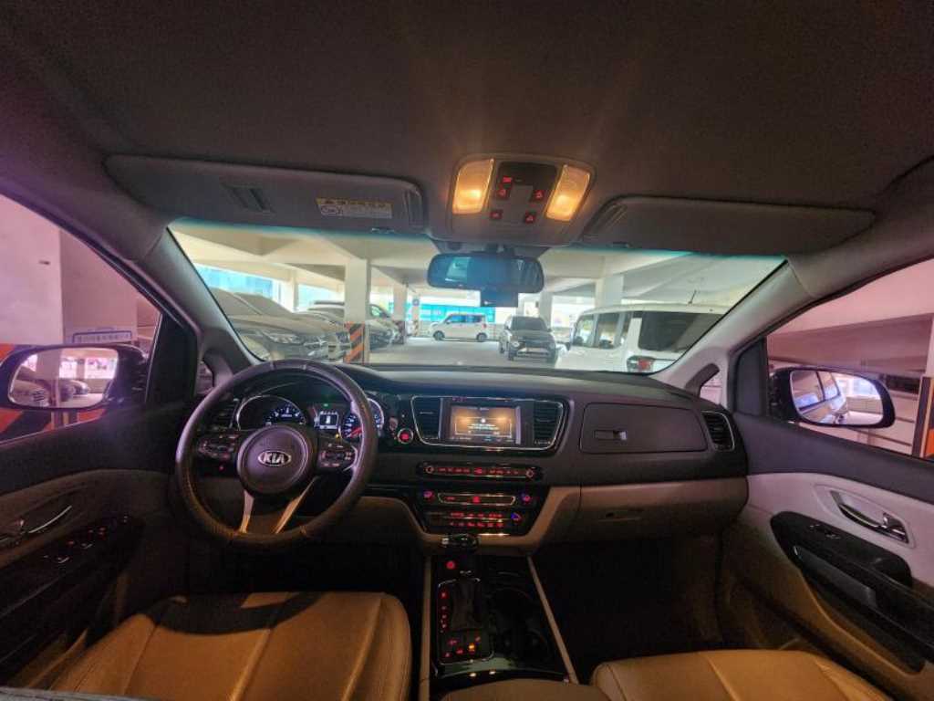 KIA Carnival - Vista 5