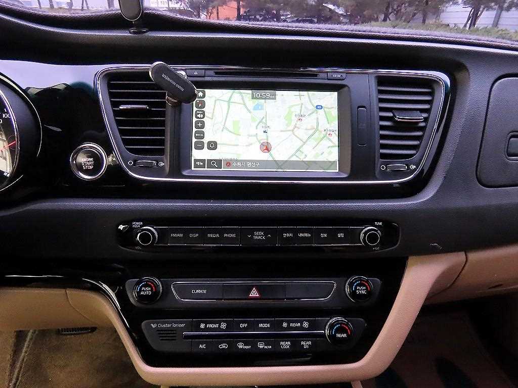 KIA Carnival - Vista 12