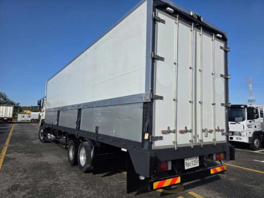 medium and large cargo truck - Vista 3