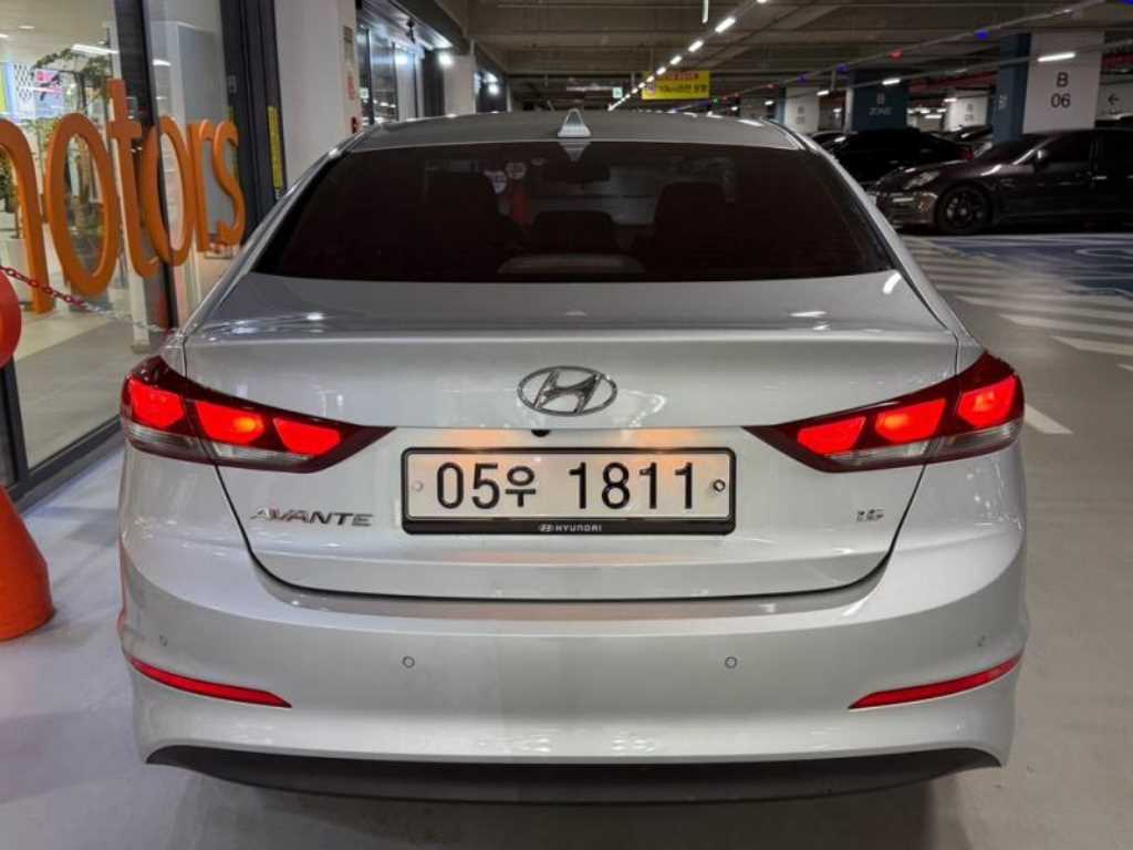 HYUNDAI Avante - Vista 5