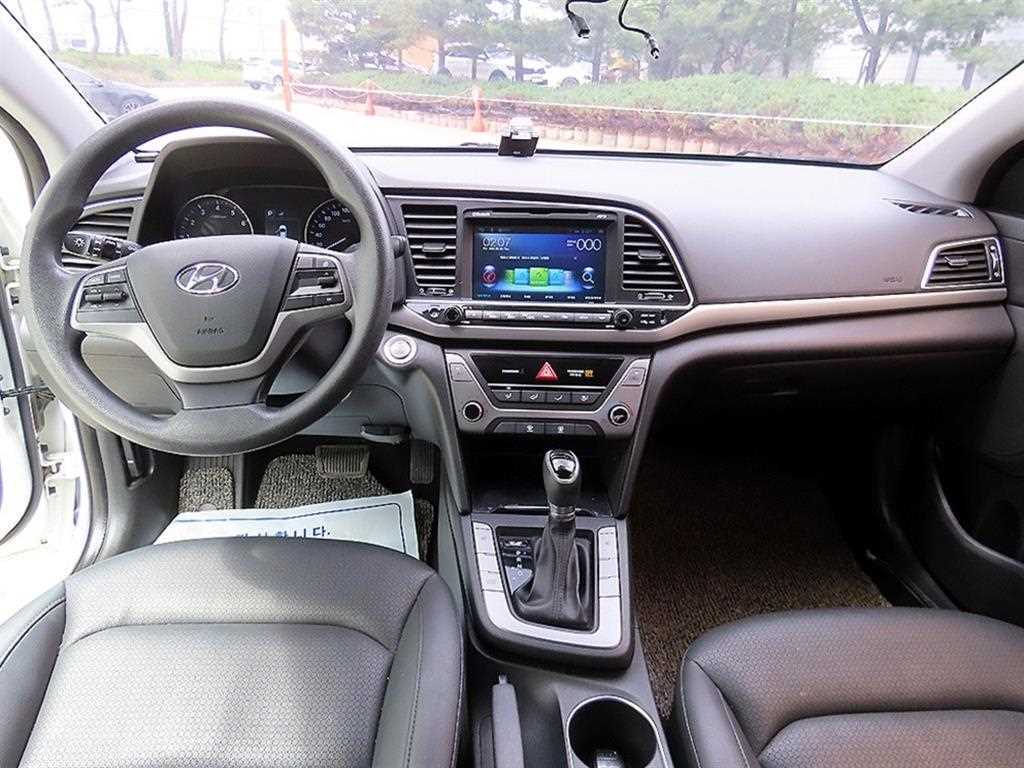 HYUNDAI Avante - Vista 7