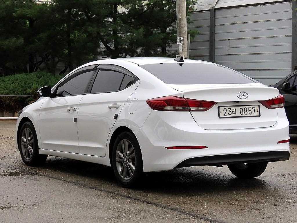 HYUNDAI Avante - Vista 3