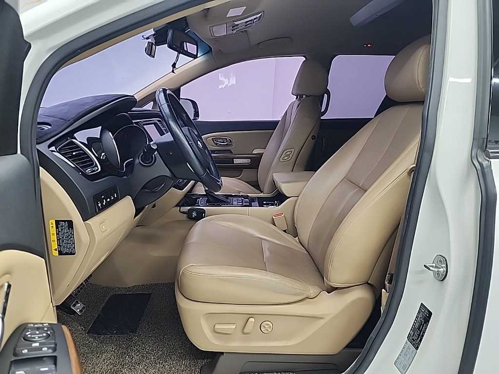 KIA Carnival - Vista 11